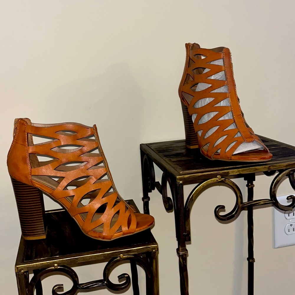 Bamboo Tan Peep toe chunky heel Sandal Size 8